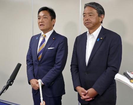 　連合の芳野友子会長と面会後、記者団の取材に応じる国民民主党の玉木代表（左）と榛葉幹事長＝２２日午前、東京都内