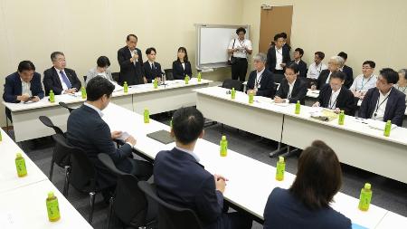 　超党派の国会議員による「空襲議連」の総会＝６月２２日午後、国会