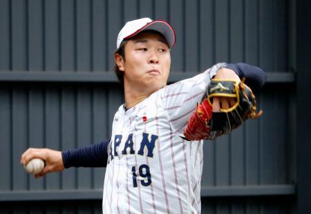 　ブルペンで投球練習する高橋宏＝サンマリン宮崎