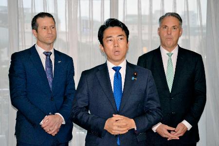 　３カ国会談に臨む小泉防衛相。左はニュージーランドのペンク国防相、右はオーストラリアのマールズ副首相兼国防相＝３０日、シンガポール（共同）
