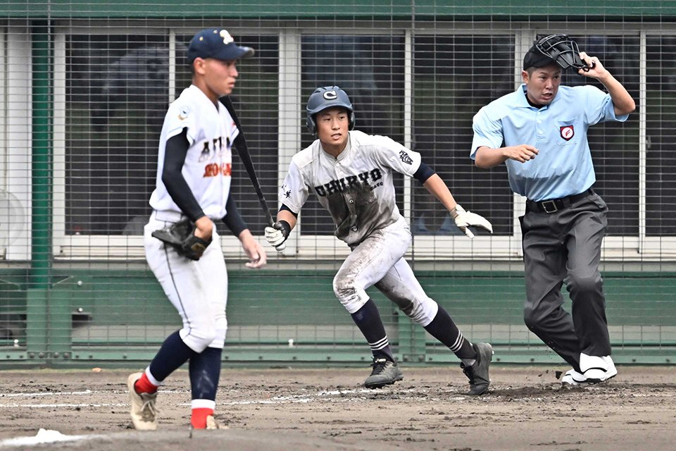 中京×あべの翔学＝３回裏中京２死一、二塁、田口の適時打で同点に追いつく＝明石トーカロ