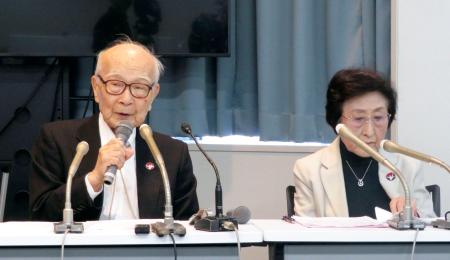 　記者会見する、被団協の田中熙巳代表委員（左）と児玉三智子事務局次長＝３日午前、東京都千代田区