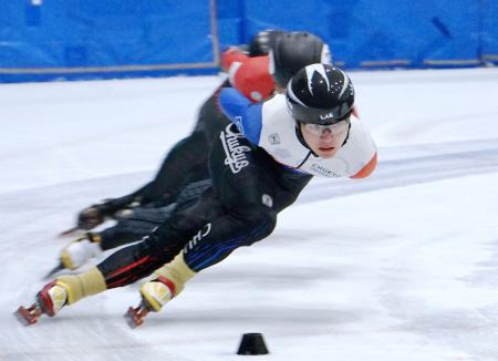 　練習するスピードスケート・ショートトラックの林康生＝長野県帝産アイススケートトレーニングセンター