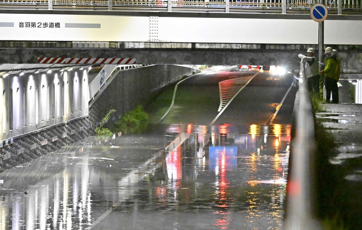 猛烈な雨で冠水したアンダーパス＝８日午後７時８分、多治見市音羽町（撮影・堀尚人）