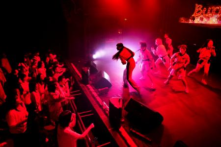 　中国湖南省長沙市で行われたアイドルグループ「透明教室とパラレルガール」のライブ＝５月（共同）