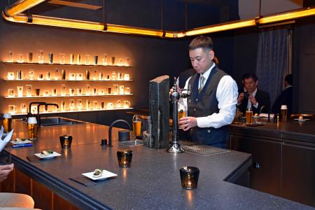 　サッポロビールのバー「黒ラベル　ＢＥＥＲ　ＡＪＩＴＯ」＝２３日午後、東京都中央区