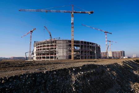 　１月、建設中のミラノ・コルティナ冬季五輪のホッケー会場（ＡＰ＝共同）