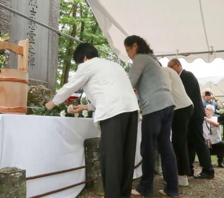 　花岡事件の慰霊式で献花する遺族ら＝３０日午前、秋田県大館市