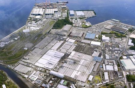 　日産自動車の追浜工場（手前）＝５月、神奈川県横須賀市