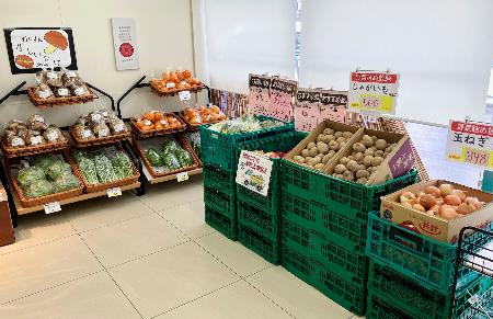 　ローソン龍神村西店の生鮮品売り場＝２月、和歌山県田辺市