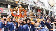 マスクをした担ぎ手たちが盛り上げた道三まつりのみこしパレード＝２日午後１時５０分、岐阜市神田町
