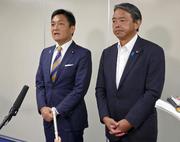 　連合の芳野友子会長と面会後、記者団の取材に応じる国民民主党の玉木代表（左）と榛葉幹事長＝２２日午前、東京都内