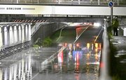 猛烈な雨で冠水したアンダーパス＝８日午後７時８分、多治見市音羽町（撮影・堀尚人）