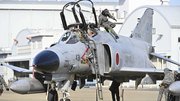 ラストフライトに臨むＦ４戦闘機。２０２３年は同型の機体を間近で見ることができそうだ＝２０２１年３月１７日、各務原市、岐阜基地