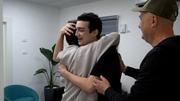 　１２日、イスラム組織ハマスに解放され、家族と抱き合う人質の男性＝イスラエル南部レイム（イスラエル首相府提供、ロイター＝共同）