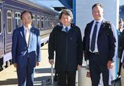 　ウクライナの首都キーウの駅に到着した小野寺五典元防衛相（中央）ら＝３０日（共同）