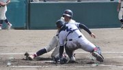 岐阜農林×富田＝６回表富田１死二、三塁、遠藤の一塁バントで二走坂が２ランスクイズを狙うが惜しくもタッチアウト＝大野レインボー