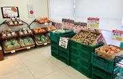 　ローソン龍神村西店の生鮮品売り場＝２月、和歌山県田辺市