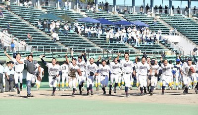 秋季県高校野球大会で優勝し、笑顔でスタンドへ駆け出す岐阜第一の選手たち＝長良川球場