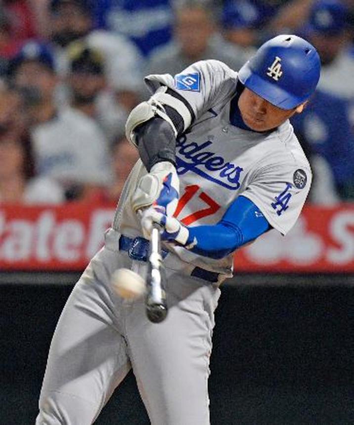 　エンゼルス戦の９回、４試合連続本塁打となる４３号ソロを放つドジャース・大谷＝アナハイム（共同）