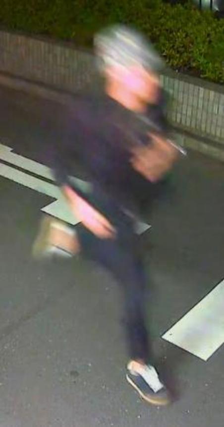 　防犯カメラに写る「中野ブロードウェイ」から逃走している男とみられる人物＝１０月２９日午後７時５５分ごろ、東京・中野