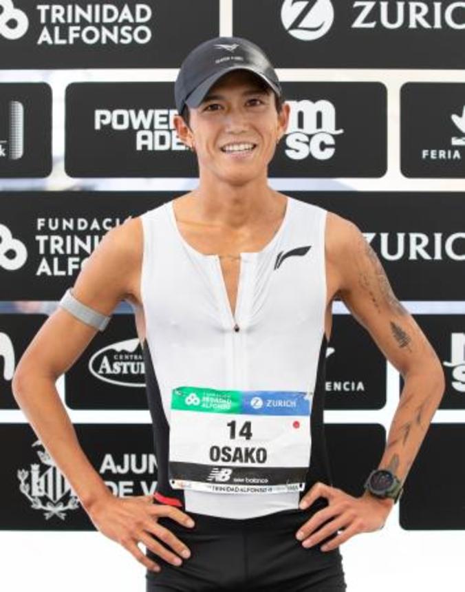 　バレンシア・マラソンで日本新の２時間４分５５秒で４位に入り、笑顔で取材に応じる大迫傑＝７日、スペイン・バレンシア（共同）