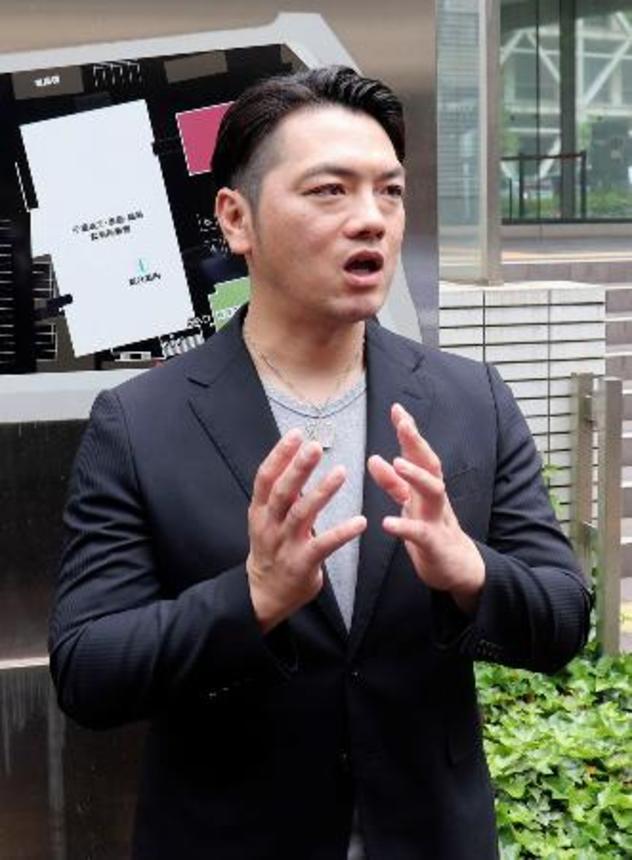 　旧ジャニーズ事務所の性加害問題を巡る訴訟の第１回口頭弁論を終え、千葉地裁前で取材に応じる元所属タレントの大島幸広さん＝１６日午前