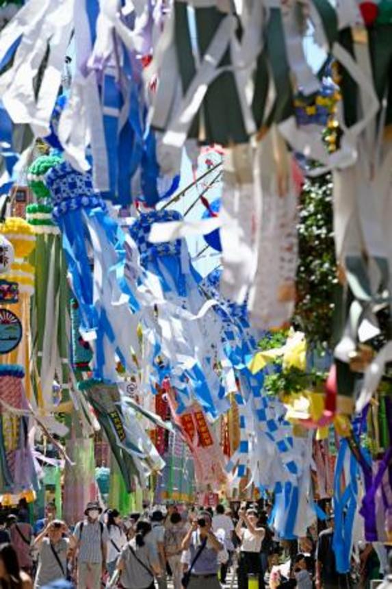 　「仙台七夕まつり」が始まり、商店街に飾られた色鮮やかな吹き流し＝６日午前、仙台市