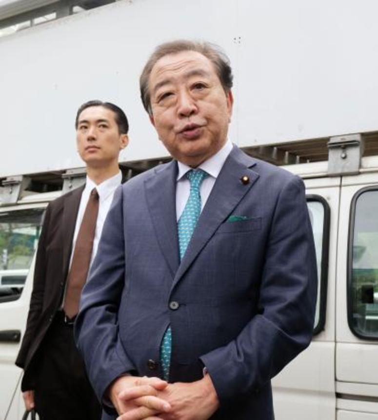 　札幌市で記者団の取材に応じる立憲民主党の野田代表＝１１日午後
