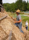 茅葺き屋根で進む葺き替え作業＝１３日、飛騨市神岡町森茂