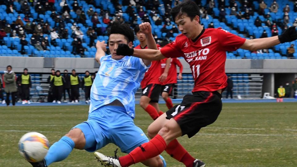 帝京大可児×桐光学園＝前半、シュートを放つ帝京大可児・宮内＝等々力
