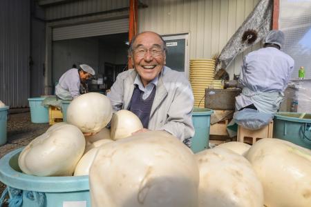 　伝統野菜「弘岡カブ」を扱う「石元食品」先代社長の石元健二さん＝４日、高知市