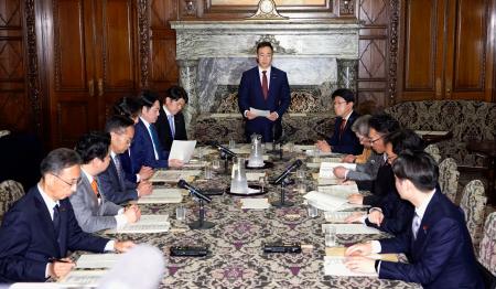 　国会内で開かれた、衆院の選挙制度の在り方を検討する与野党協議会＝１６日午後