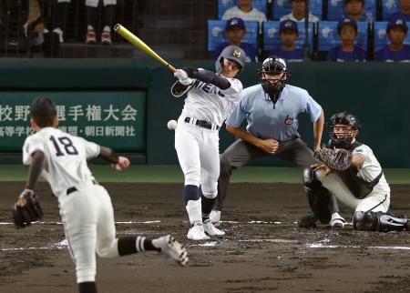 　松商学園―三重　１回裏三重１死一、二塁、福田が中前に先制打を放つ＝甲子園