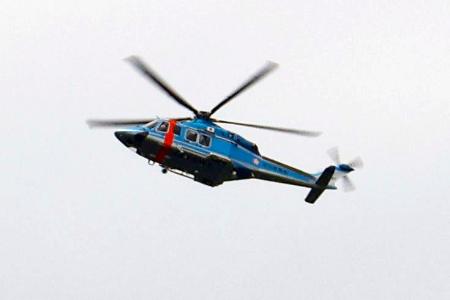 　北陸自動車道の特別取り締まりに出動した富山県警ヘリ「つるぎ」＝１６日午前、富山県射水市