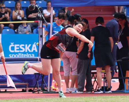 　女子やり投げで６３メートル８８で２位だった北口榛花の投てき＝オストラバ（共同）