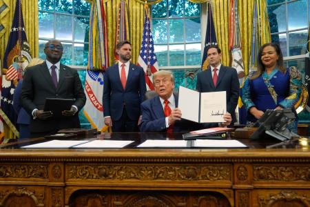 　２７日、コンゴとルワンダ両国の外相と、署名文書を掲げるトランプ米大統領（中央）＝ワシントン（ＡＰ＝共同）