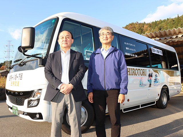 郡上、下呂両市の中心市街地を結ぶ無料シャトルバス＝郡上市白鳥町中津屋、白鳥交通