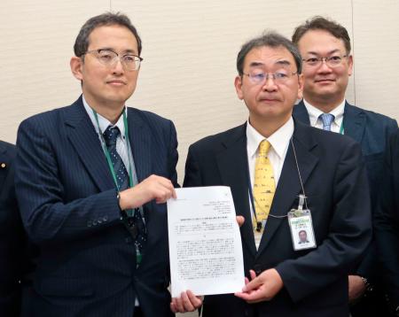 　厚労省幹部（手前右）に緊急提言を提出する全がん連の天野慎介理事長＝１４日午前、国会