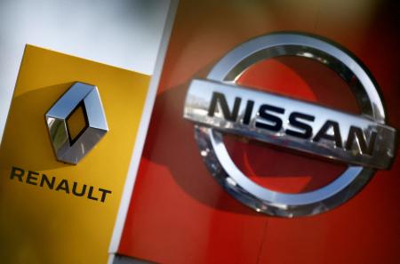　フランス自動車大手ルノー（左）と日産自動車のロゴ（ロイター＝共同）
