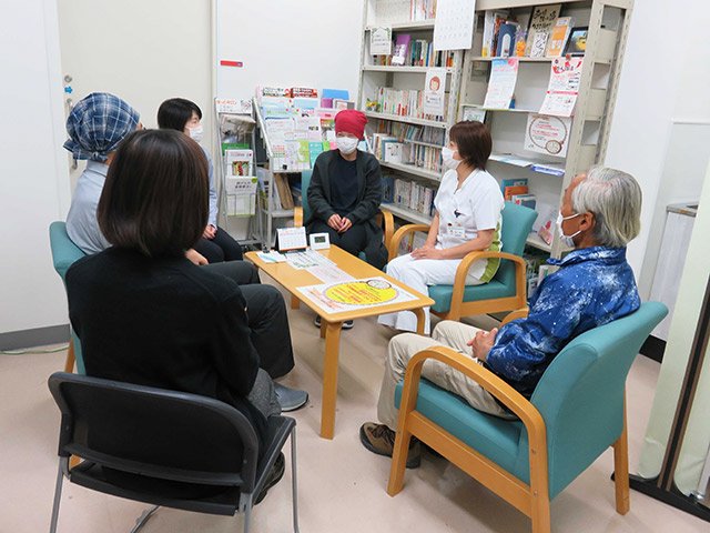 病院内のサロンで、患者さん、家族、病院スタッフが集う穏やかな時間（長尾さん提供）