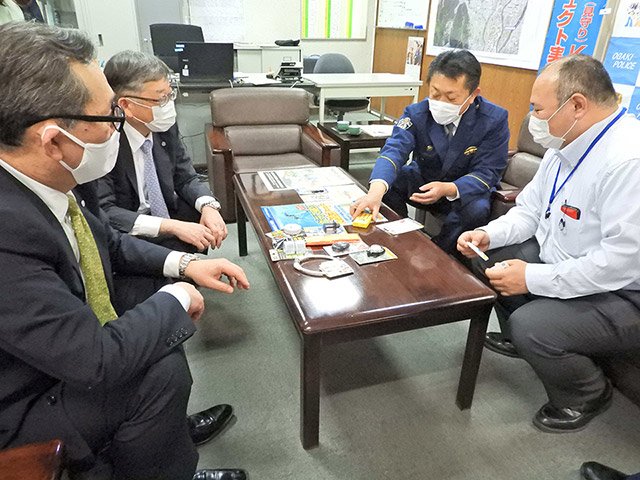 ニセ電話詐欺の撃退装置開発に向けて意見を交わす河合映治社長（左から２人目）ら＝大垣署