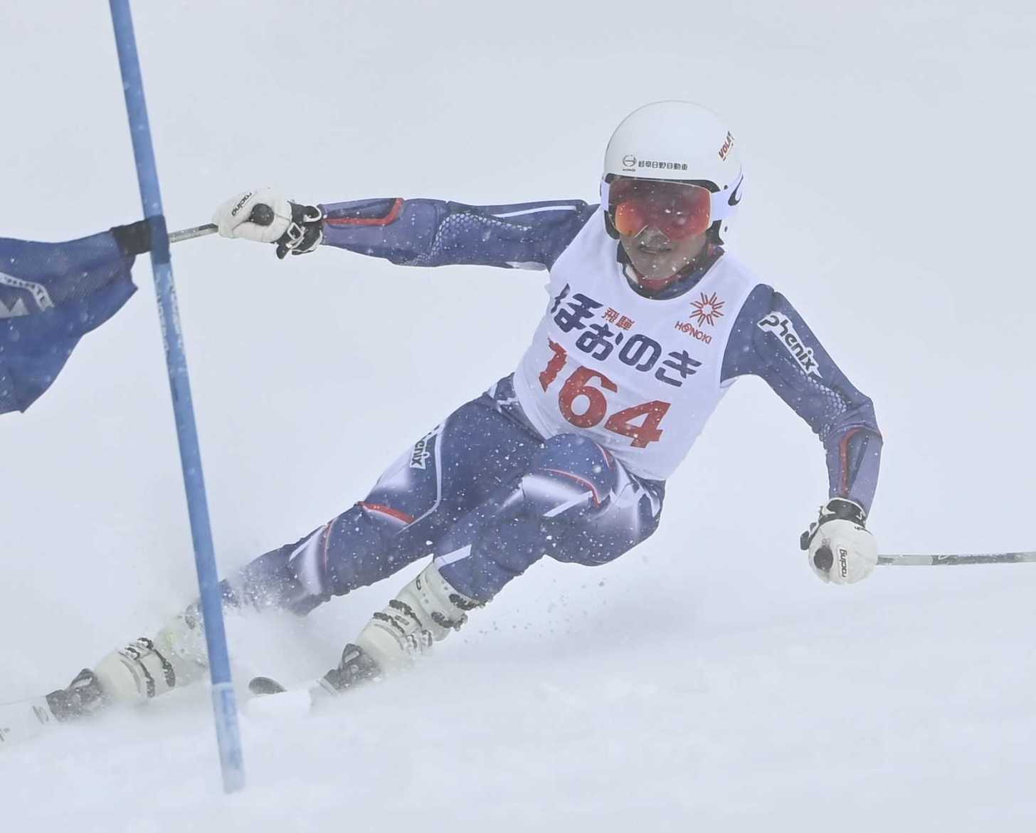 果敢な滑りを見せる選手＝高山市丹生川町久手、飛騨ほおのき平スキー場