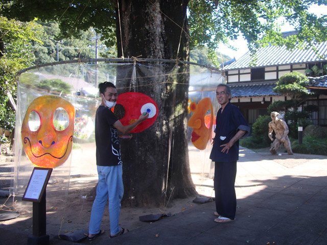 「コネクト展Ⅱ」でワークショップを企画した渡辺悠太さん（左）と小笠原宣さん＝岐阜市大門町、上宮寺