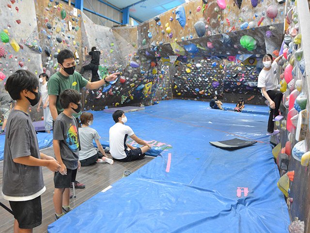 ボルダリングを教わる子どもたち＝関市栄町、クライミングジムＮＡＴＵＲＡ