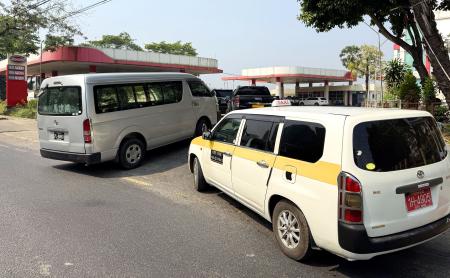 　３日、ミャンマー最大都市ヤンゴンのガソリンスタンドで列をつくる車（共同）