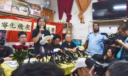 　記者会見する香港の民主派政党、社会民主連線の陳宝瑩主席（左から２人目）ら＝２９日、香港（共同）