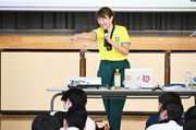 ブラジルの暮らしやサッカー文化を紹介した大野美夏さん＝いずれも岐阜市長良西後町、長良高校