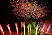 関市の夜空と川面を鮮やかに染めたミュージック花火＝１３日午後８時２分、同市稲口、津保川河畔（撮影・山田雄大）
