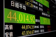　一時４万４０００円台を付けた日経平均株価を示すモニター＝９日午前、東京・東新橋